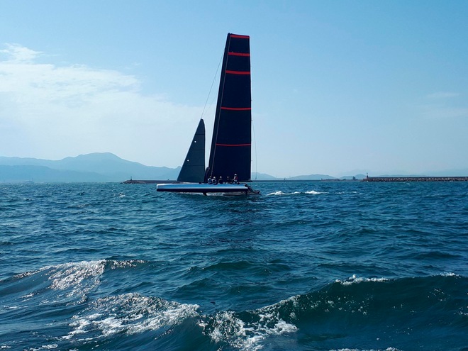 Francesco Giovanelli cavalca l'onda con il figlio