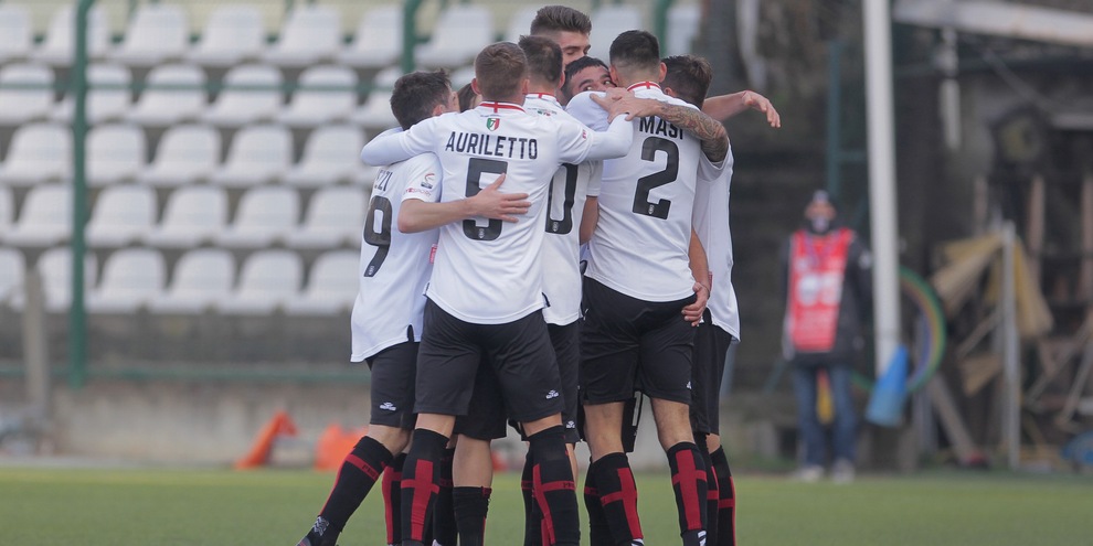 Impresa della Pro Vercelli: 3-0 al Renate. Il Como ne approfitta: battuta la Juve U23