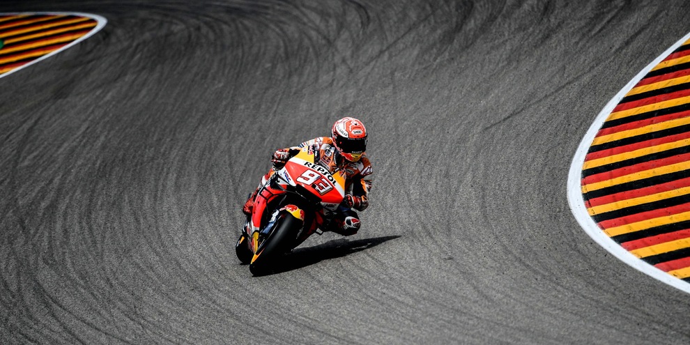 MotoGp: Marc Marquez gira a Montmelò su una moto stradale
