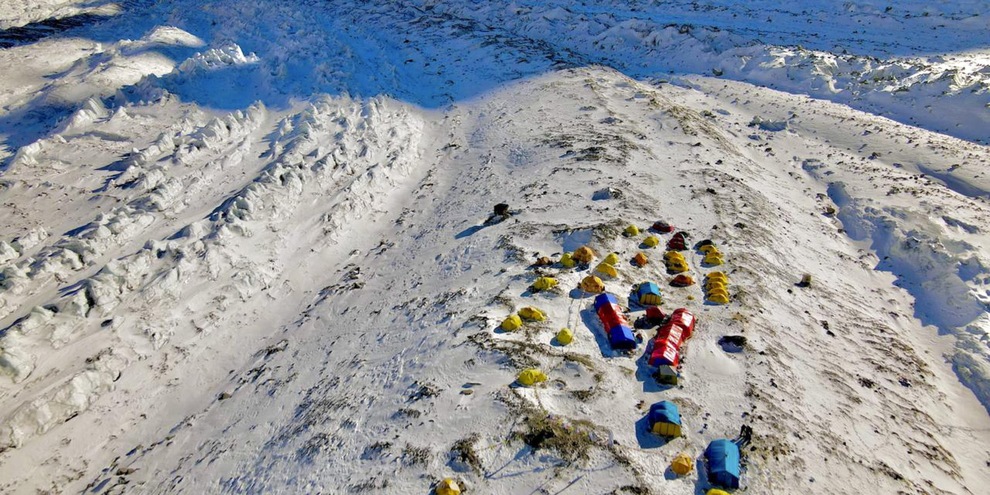 K2, tre alpinisti dispersi: salva un'italiana