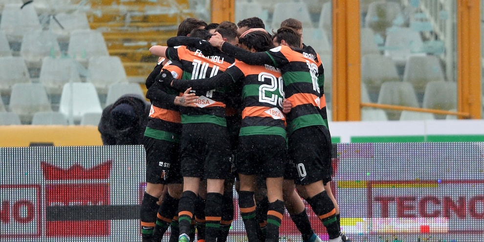 Lecce ok con la Cremonese. Colpi esterni di Venezia e Cittadella