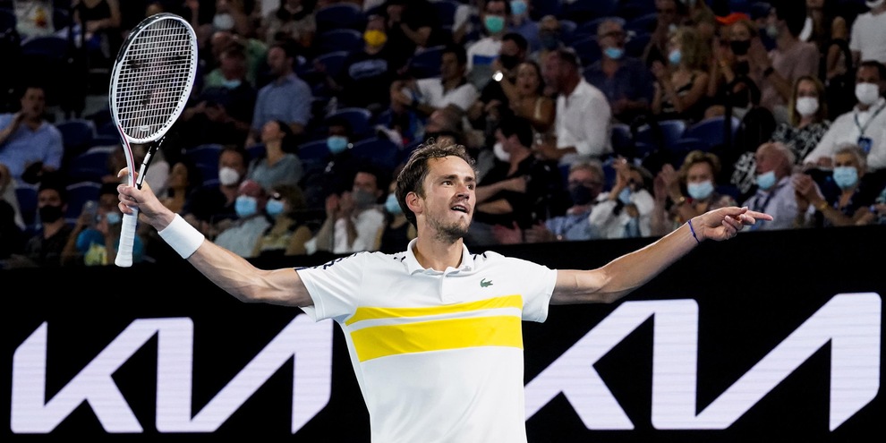 Australian Open, Medvedev travolge Tsitsipas: è in finale