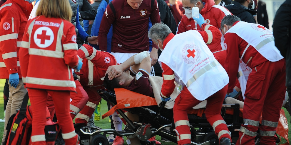 Paura in Ascoli-Salernitana: Dziczek esce in ambulanza