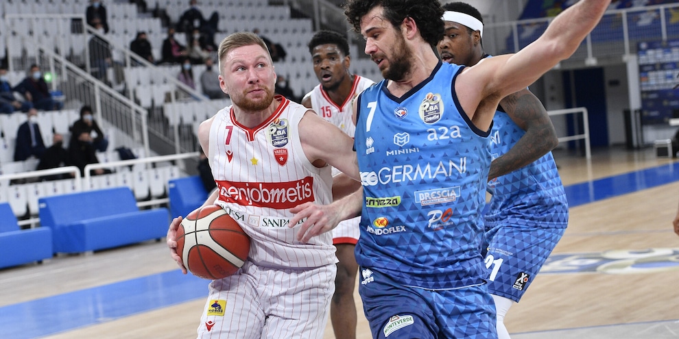 Jakovics-Varese, è finita: risolto il contratto