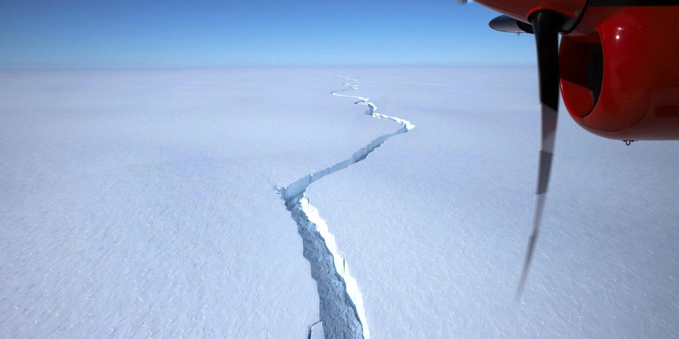Antartide, un iceberg gigante si è spezzato in due