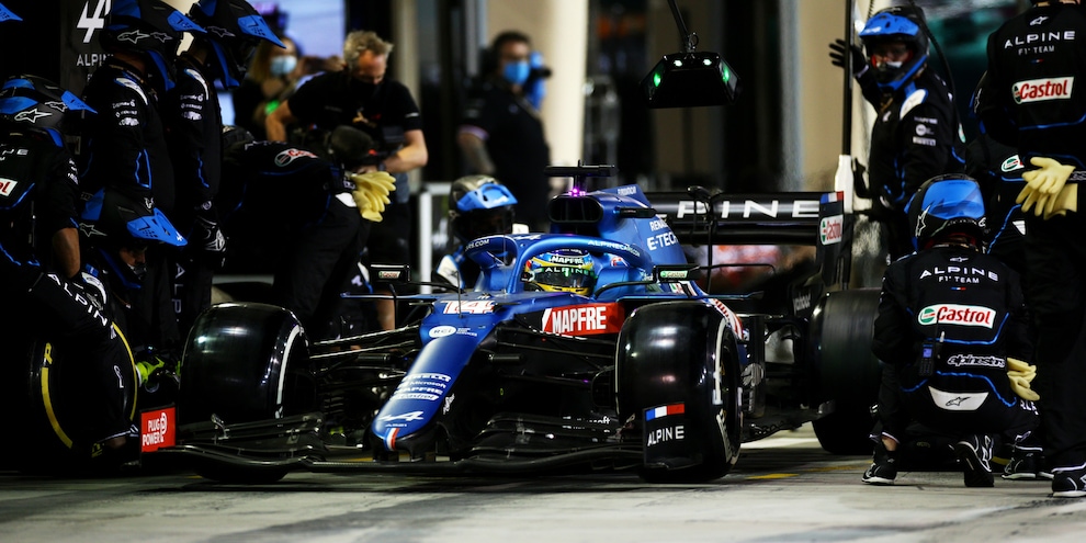 F1: Alonso fermato dall'incarto di un panino e costretto al ritiro in Bahrain