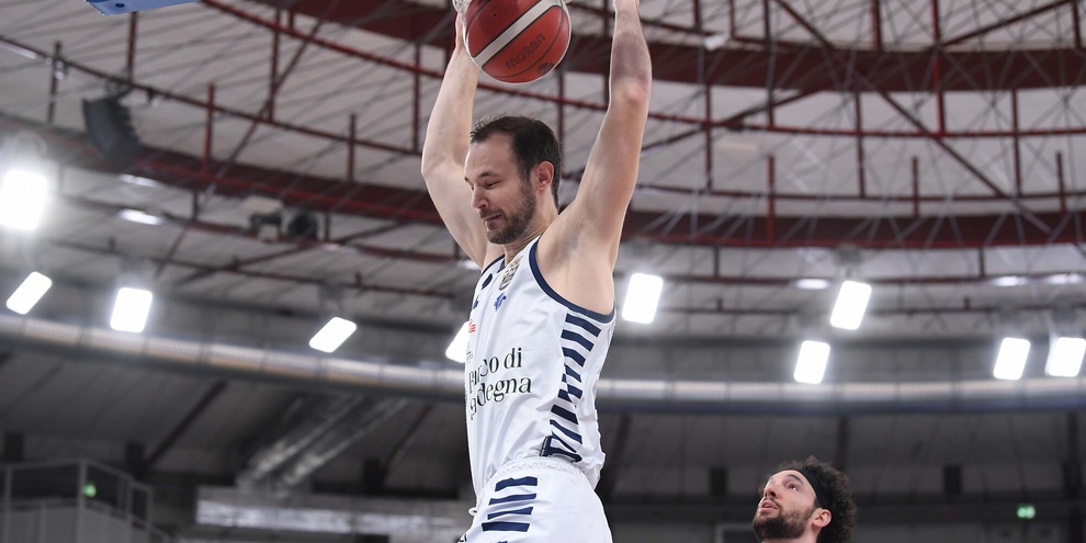 La Dinamo dilaga, settimo ko consecutivo per Brescia