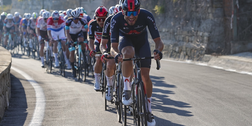 Un italiano a braccia alzate alla Parigi-Camembert