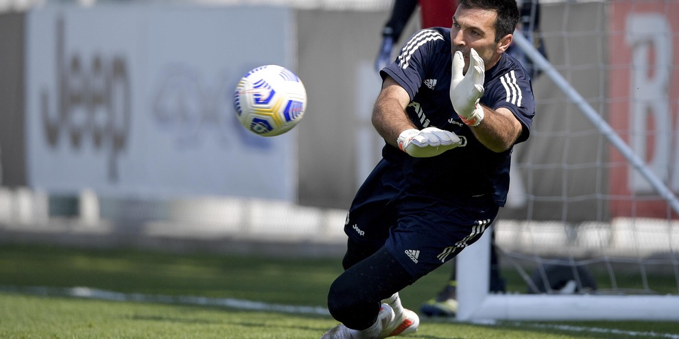 Buffon lancia la sua Academy per formare i giovani portieri