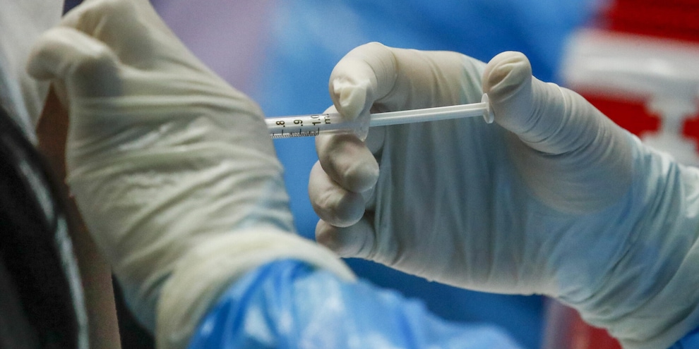 Covid Ema: parte la revisione sul vaccino cinese Sinovac