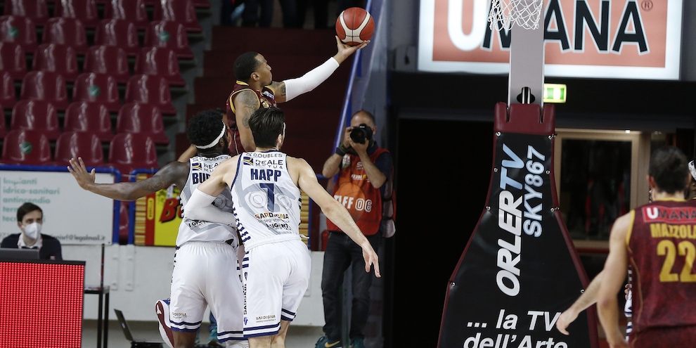 Venezia, è semifinale scudetto: battuta Sassari 93-91