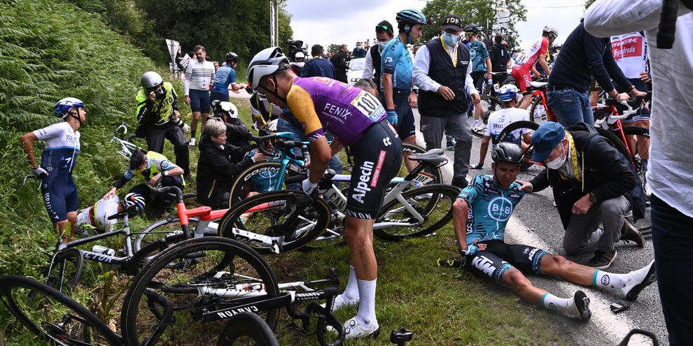 Tour de France: quattro ritiri e molti feriti dopo la caduta