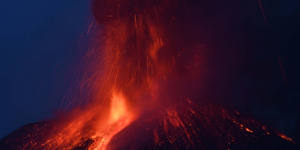 Etna: nuovo parossismo notturno, ennesima pioggia di cenere