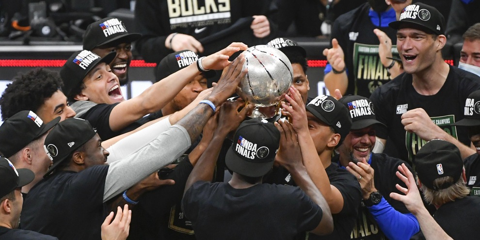 NBA, Middleton trascina Milwaukee in finale. Gallinari ko NBA, Middleton trascina Milwaukee in finale. Gallinari ko
