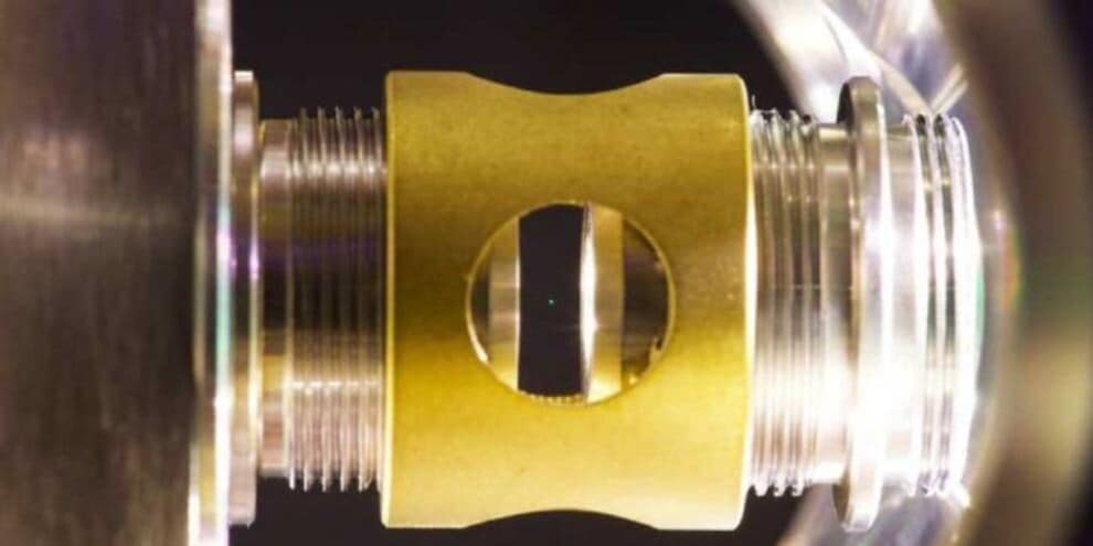 L'esperimento incredibile: sfera di vetro sospesa!