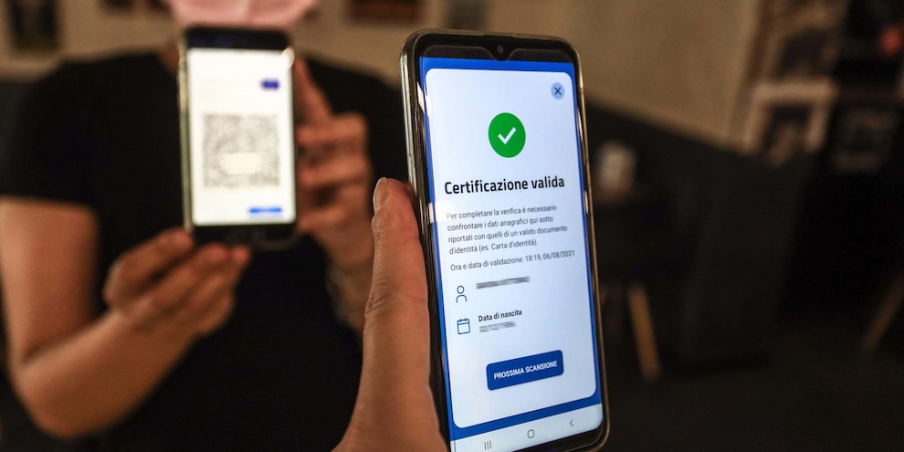 Green pass falsi: blitz della Polizia e perquisizioni