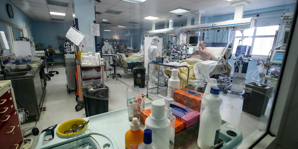 Covid, salgono ricoverati, terapie intensive e positivi