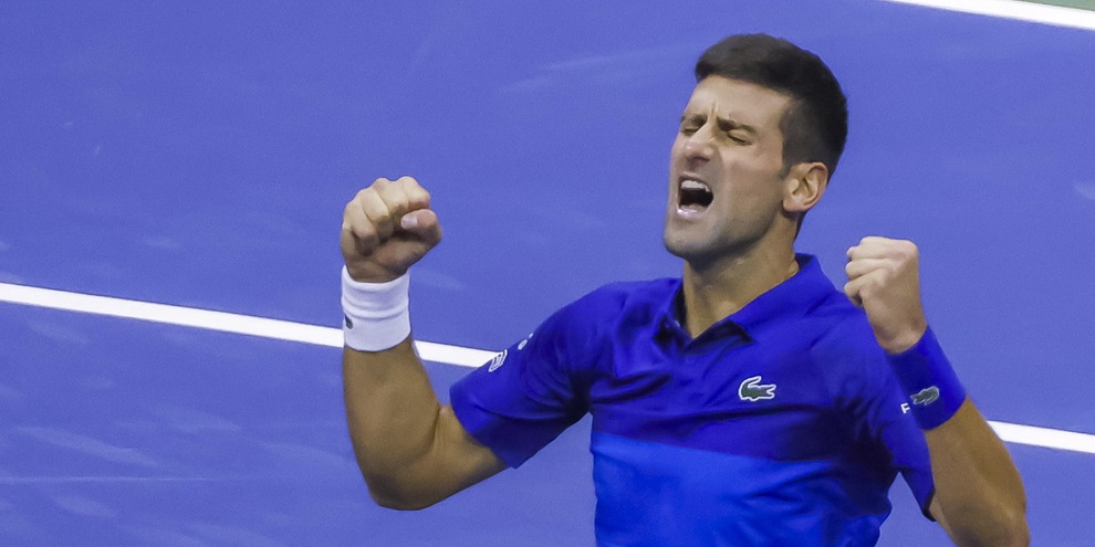 Us Open, Djokovic batte Zverev in 5 set: è in finale contro Medvedev Us Open, Djokovic batte Zverev in 5 set: è in finale contro Medvedev
