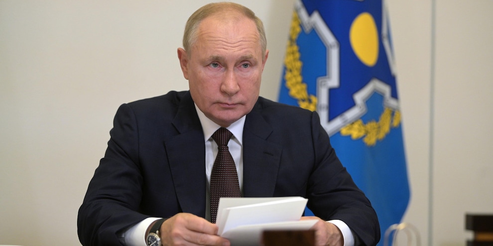 Covid, Putin in quarantena: positivi nel suo entourage