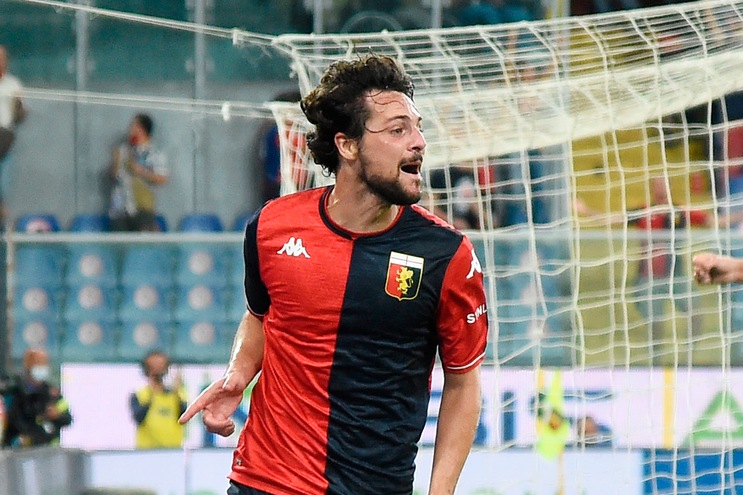 Incredibile Destro: segna con una bottiglietta d'acqua in mano!