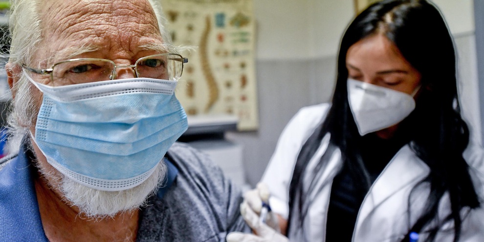 Richeldi: "Vaccino Covid e antinfluenza insieme sono sicuri"