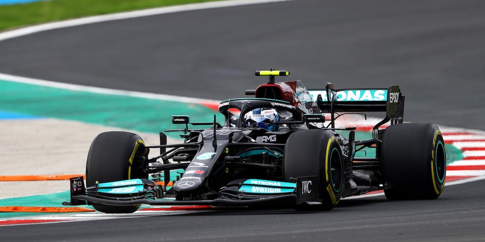 F1: Bottas trionfa in Turchia, quarto Leclerc davanti a Hamilton