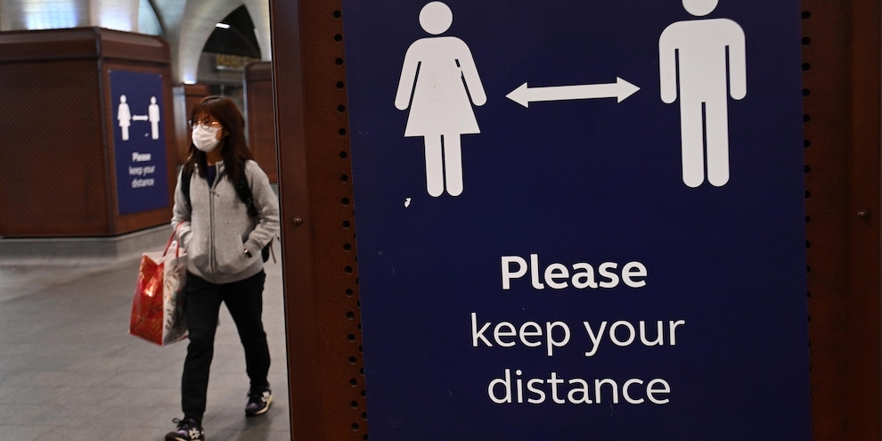 Omicron dilaga nel Regno Unito: casi raddoppiati