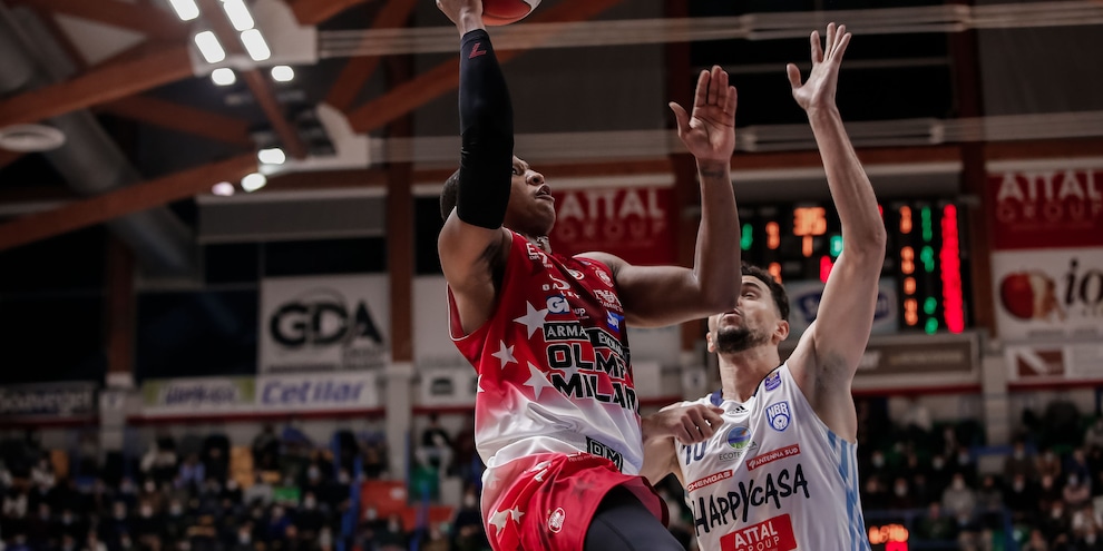 Milano asfalta Brindisi, la Virtus Bologna piega Sassari all'overtime