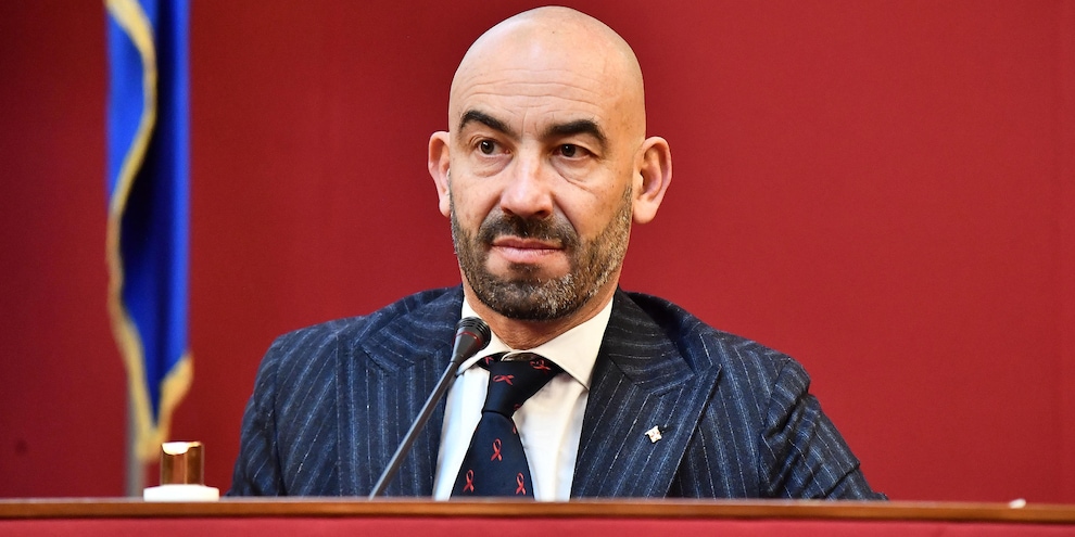 Vaccini, Bassetti: "Nel 2022 quarta dose quasi certa"