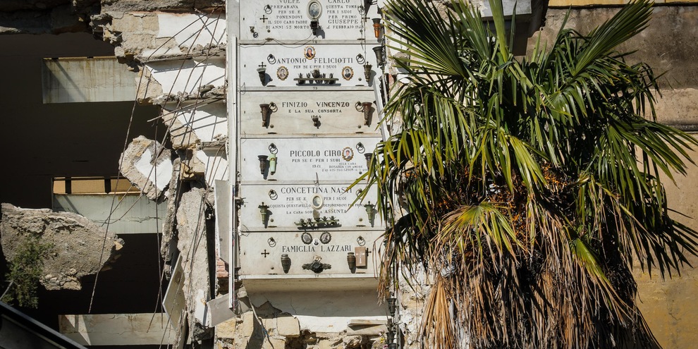 Crollo in un cimitero di Napoli: cadaveri fuoriescono dalle bare