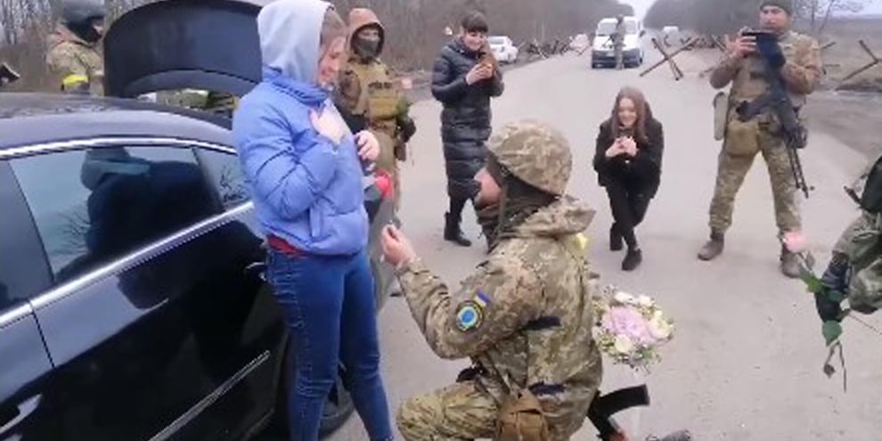 Guerra in Ucraina: proposta di matrimonio al checkpoint