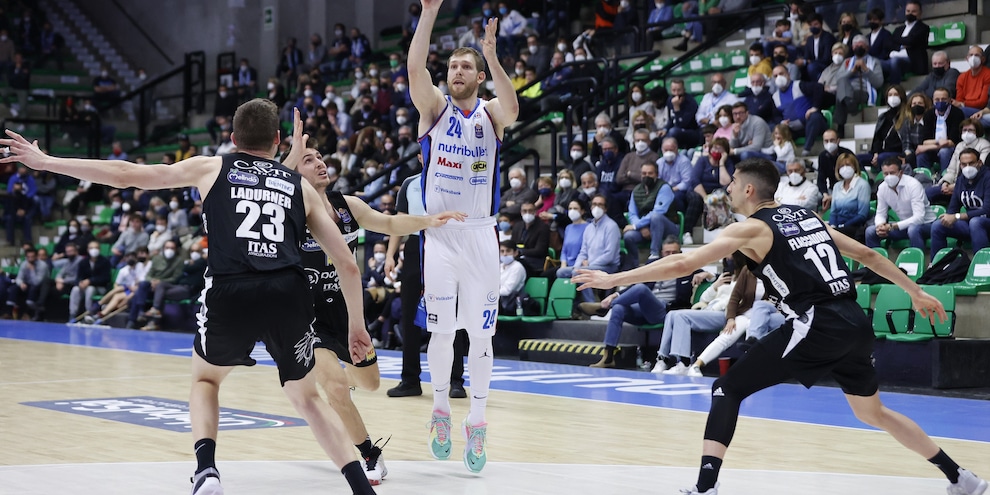 A Treviso lo scontro salvezza: 78-73 a Trento. Tortona affonda Napoli
