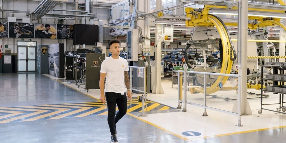 Lautaro Martinez Con Una Lamborghini Solo Per Lui Nasce La Urus Toro 