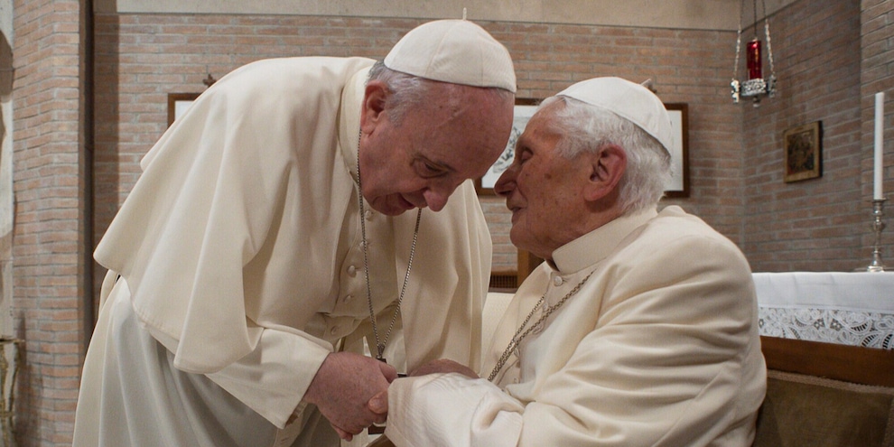 Papa Francesco e la rivelazione sulla salute di Ratzinger: "Pregate per lui"