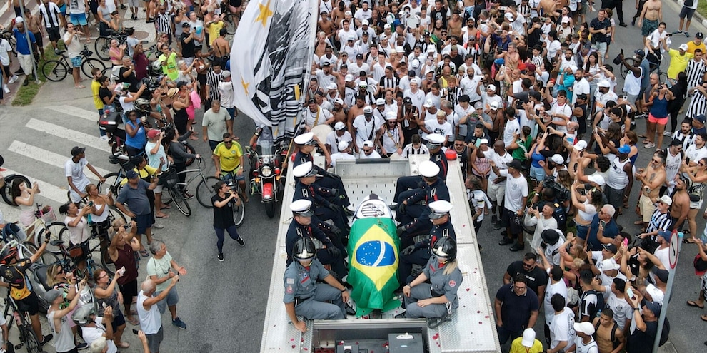 Pelé, l'immenso corteo funebre sotto casa della madre centenaria