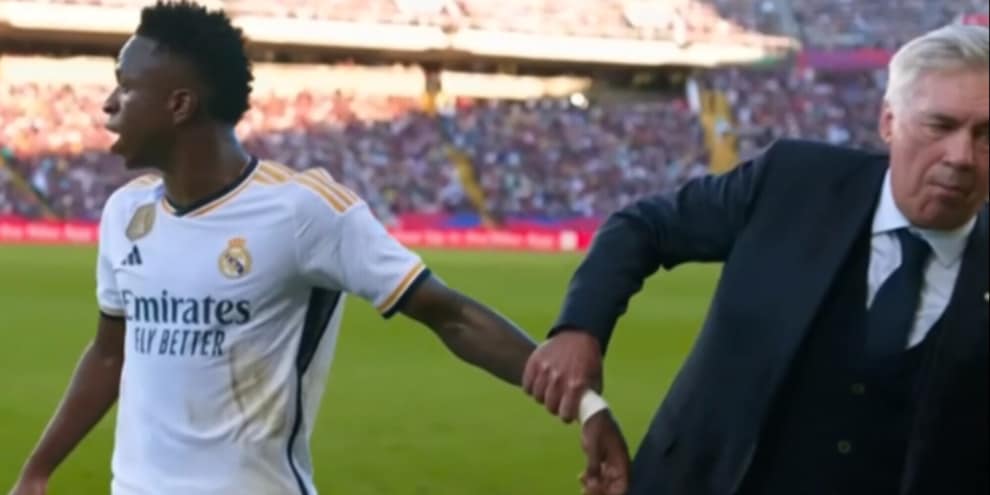 Vinicius trascinato fuori da Ancelotti in Barça-Real: cosa è successo