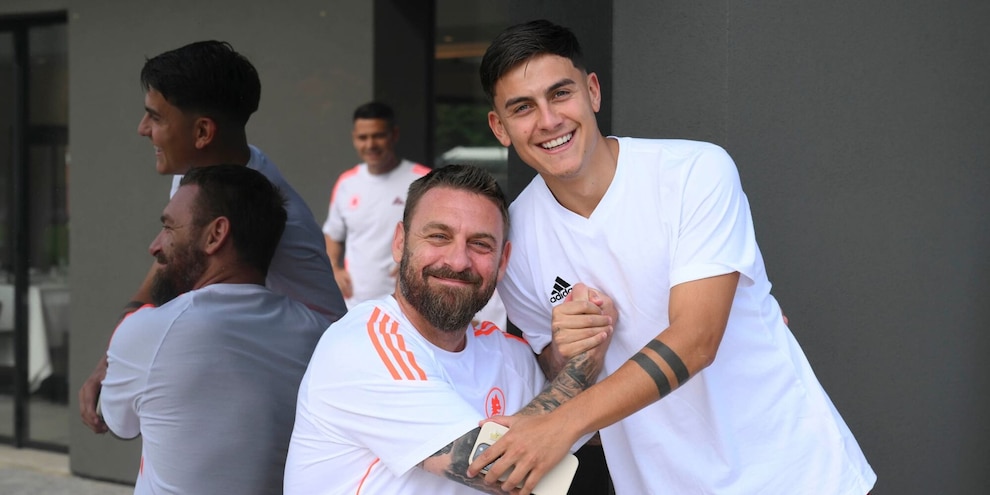 Roma, inizia il ritiro di Trigoria con De Rossi: tanti assenti, Dybala c'è