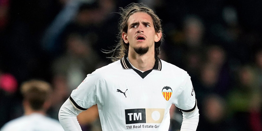 Inter, scatto in difesa per Gasiorowski: contatto con il Valencia