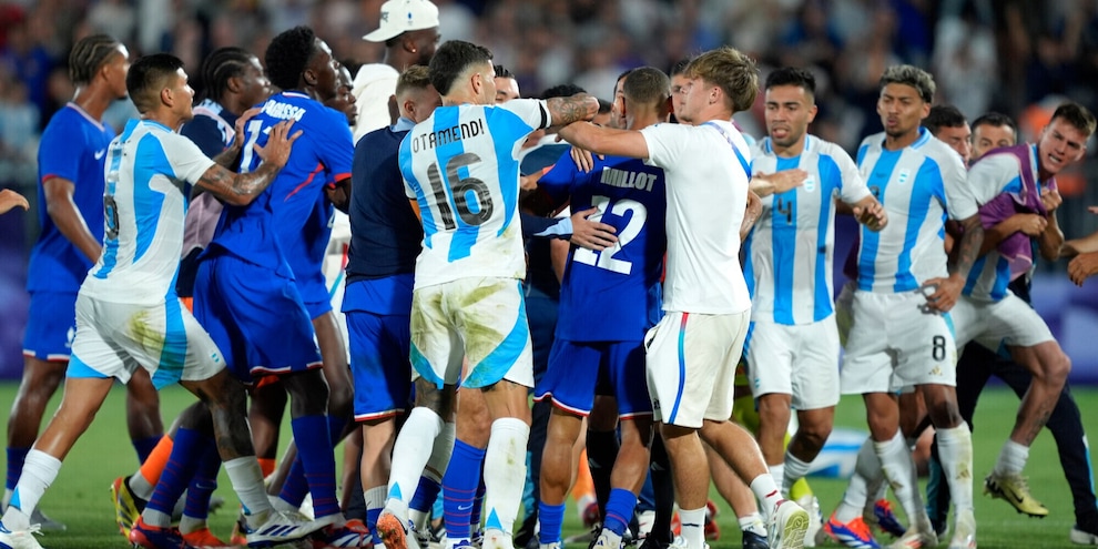 Francia-Argentina finisce male, rissa in campo e non solo: cosa è successo Francia-Argentina finisce male, rissa in campo e non solo: cosa è successo