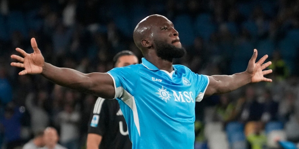 Il Napoli di Conte vola, tris al Como: primo in classifica a + 4 sulla Juve