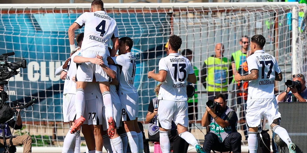 Napoli, basta il rigore di Kvaratskhelia con l'Empoli: Conte a +3 sulla Juve di Motta