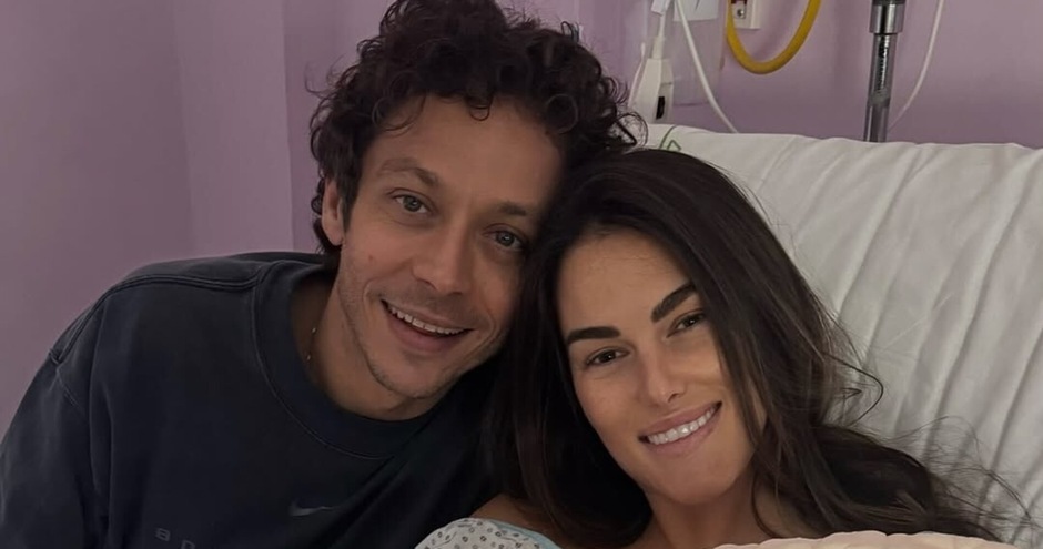 Valentino Rossi, nuova vita da papà bis: "Mi sveglio presto e preparo il latte"