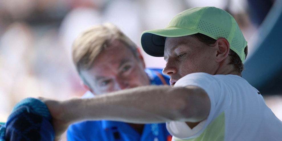 “Ansia e spavento”, l’esperto sul tremore di Sinner agli Australian Open

