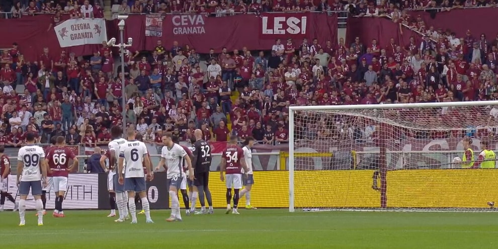 Torino-Inter sospesa, attimi di paura: tifosi caduti dagli spalti