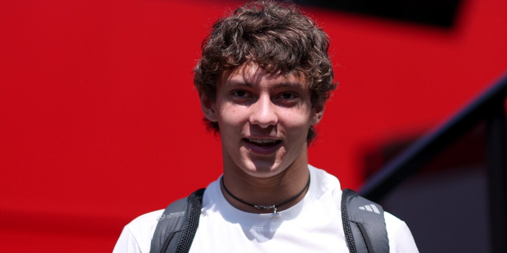 Kimi Antonelli, a Imola GP F1 e zainetto di scuola: nel paddock si porta tutta la classe!