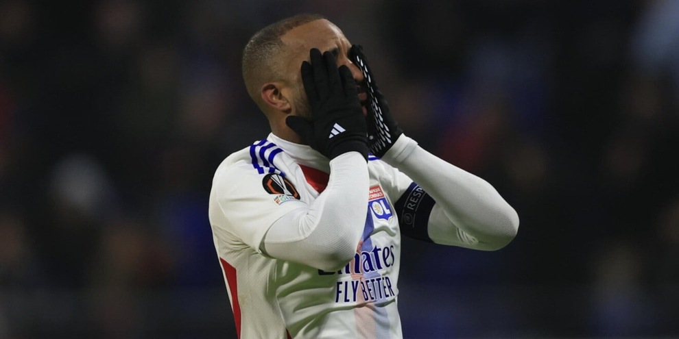 Lacazette, addio shock al Lione: doppietta in campo e ladri in casa