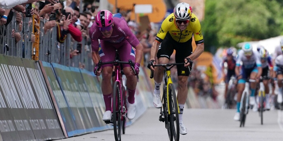 Giro d'Italia, Del Toro resta in rosa: Pedersen, sprint spettacolare e altra tappa vinta