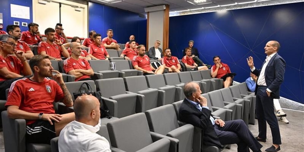 Allegri prof a Coverciano davanti a Fabregas e Hamsik: "Bisogna far esprimere i calciatori" Allegri prof a Coverciano davanti a Fabregas e Hamsik: "Bisogna far esprimere i calciatori"