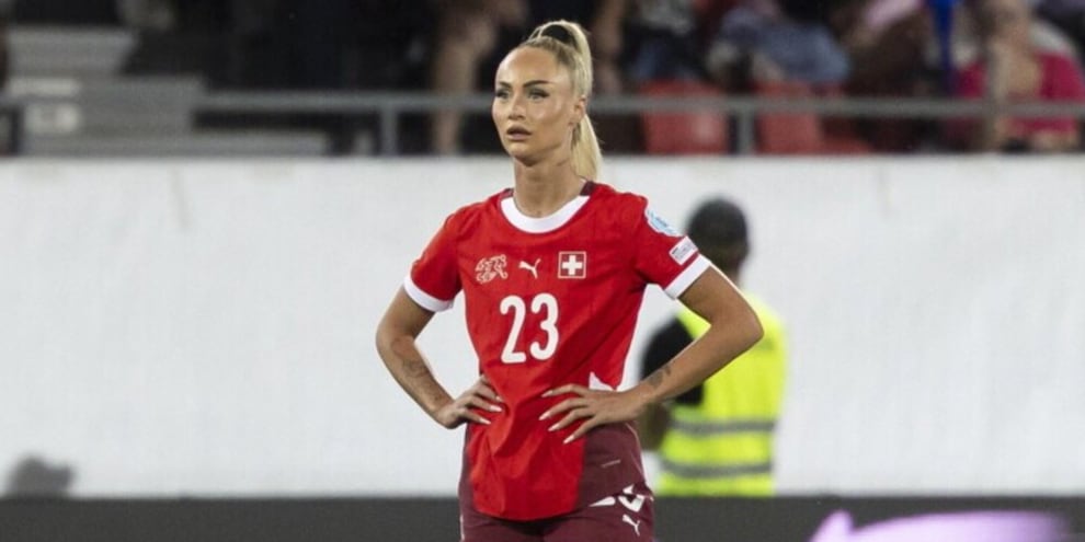 Alisha Lehmann ko 7-1 con la Svizzera, la federazione prova a nascondere tutto: l’incredibile storia Alisha Lehmann ko 7-1 con la Svizzera, la federazione prova a nascondere tutto: l’incredibile storia