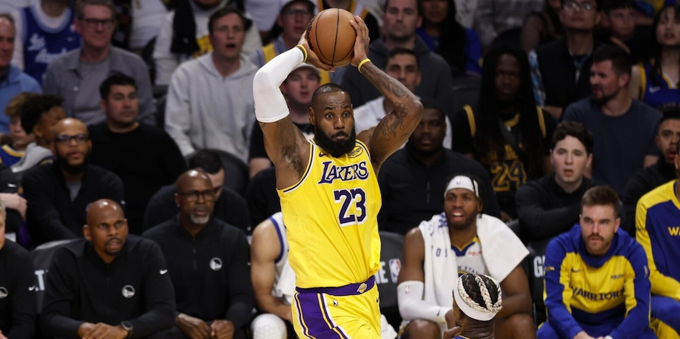 Nba, LeBron James resta ai Lakers. Sì a player-option: cifre e dettagli